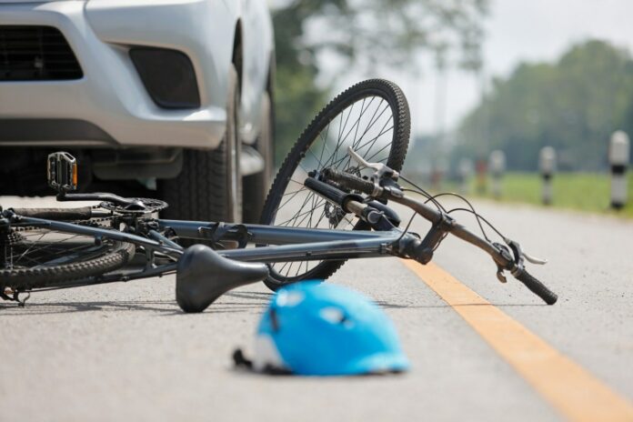 Biciclist accidentat pe o stradă din Târgu Jiu