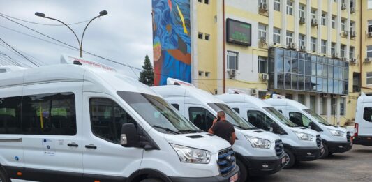 Încă 5 microbuze electrice pentru școlile din Gorj