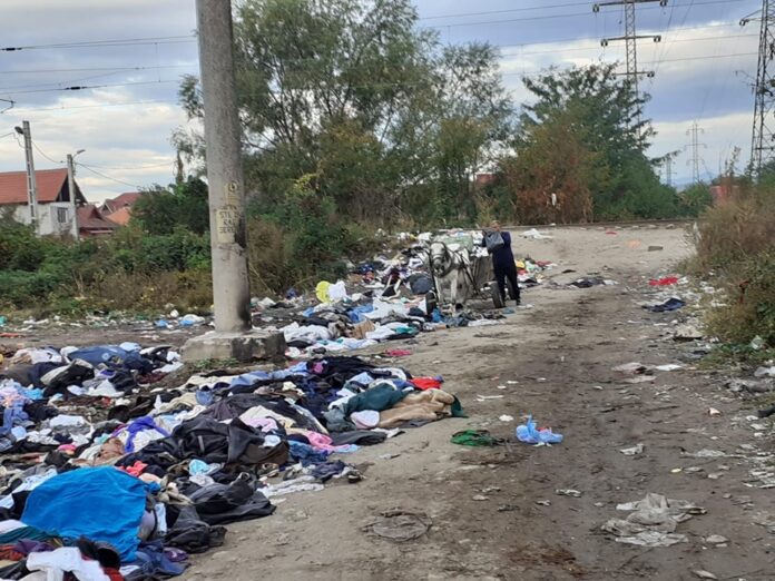 Sunt tone de haine aruncate în cursul unui an în diferite puncte din județul Gorj