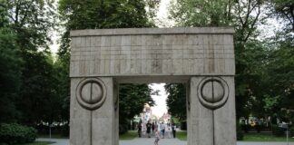 Festivalul de Folk „Poarta Sărutului” are loc săptămâna aceasta la Târgu Jiu
