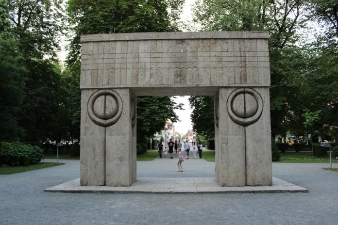 Festivalul de Folk „Poarta Sărutului” are loc săptămâna aceasta la Târgu Jiu