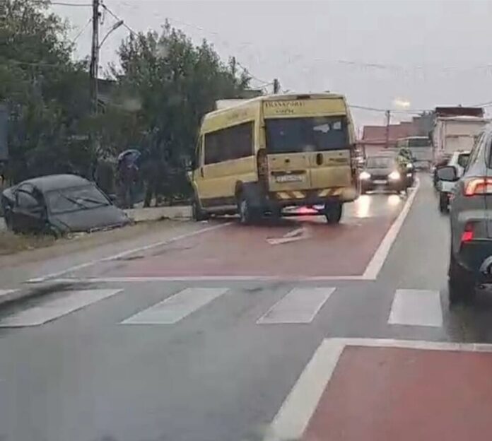 Gorj: Microbuz pentru transportul elevilor, implicat într-un accident rutier la Bâlteni