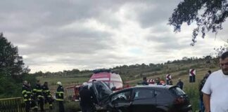 Polițiștii cercetează un accident rutier în urma căruia un tânăr a murit și i-au fost furați banii din mașină