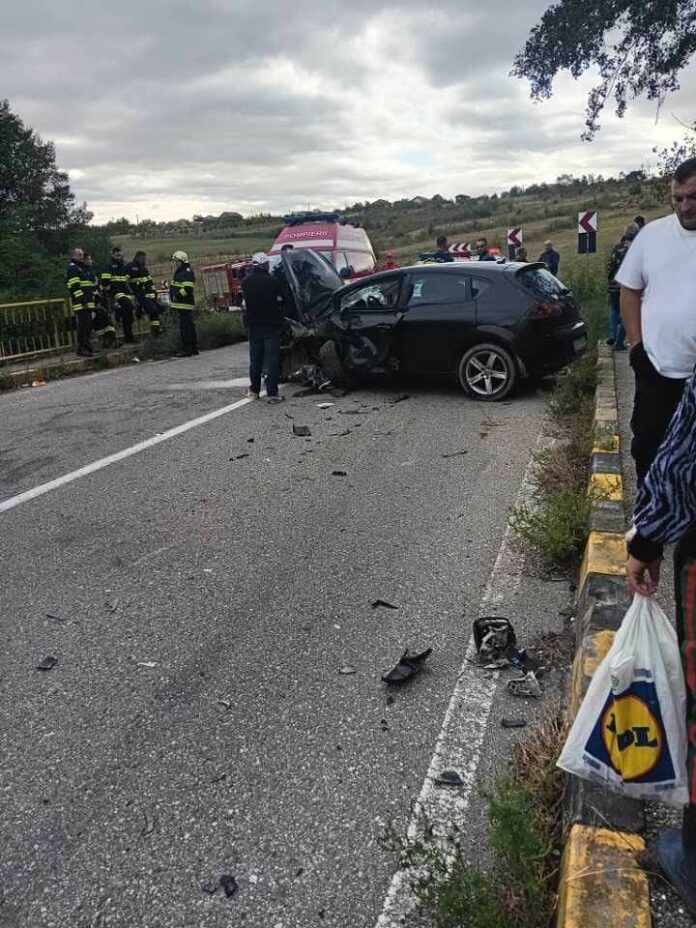 Polițiștii cercetează un accident rutier în urma căruia un tânăr a murit și i-au fost furați banii din mașină