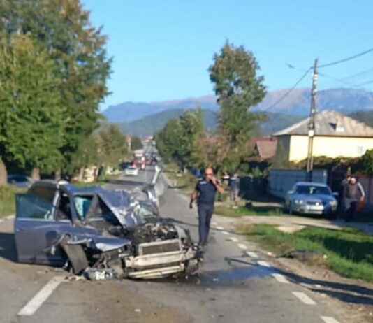 Coliziune între un autoturism și un autotren, pe DN 67, în Bunești