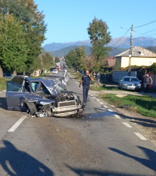 Coliziune între un autoturism și un autotren, pe DN 67, în Bunești