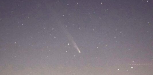 Cometa TSUCHINSHAN, fotografiată de la Târgu Jiu