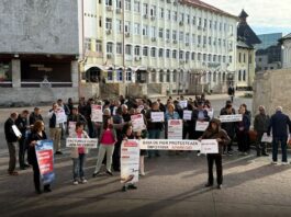 Aproape 100 de localnici din Baia de Fier au protestat la Târgu Jiu