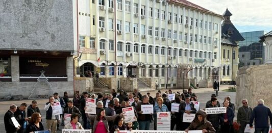 Aproape 100 de localnici din Baia de Fier au protestat la Târgu Jiu