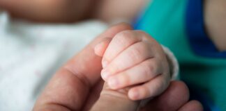 Gorj: Nou-născut înregistrat greşit după ce mama le-a dat medicilor documentele unei rude