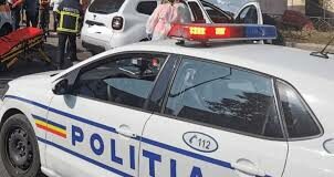 Mașină de poliție care transportase mai multe persoane reținute, implicată într-un accident. Un poliţist a fost rănit