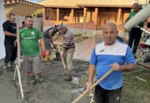 Primarul care pune mâna pe lopată la investițiile pentru comunitate. ”Fac mereu astfel de lucruri” blank