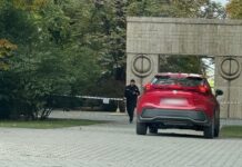 13:04 Încă un șofer amendat după ce a ajuns cu mașina lângă Poarta Sărutului blank