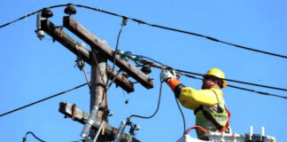 Distribuție Oltenia: Rețeaua electrică, afectată de vântul puternic în mai multe zone