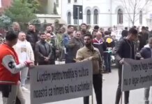 11:33 Romii contestă interzicerea căsătoriilor între minori. Protest la Târgu Jiu blank