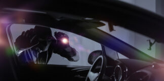 Tânăr de 16 ani depistat după ce a furat bani dintr-un autoturism