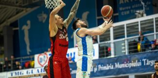 Baschetbaliștii au pierdut la limită confruntarea cu Dinamo București, scor 92-93