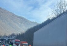(VIDEO) TIR blocat pe DN66, la Lainici, după ce a intrat în coliziune cu o casă