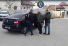 Gorj: Tânăr reținut de polițiști pentru furt din autoturisme