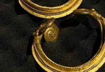 Brăţări din aur vechi de trei milenii, descoperite într-o pădure din județul Gorj