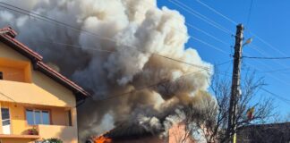 13:46 Incendiu la o casă din comuna Turcinești