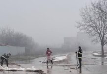 Zeci de intervenții ale ISU Gorj. Străzi și gospodării inundate, în continuare, în două cartiere din Târgu Jiu