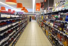 Doi tineri din Rovinari reținuți după ce au furat țigarete dintr-un supermarket