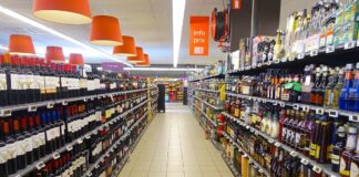 Doi tineri din Rovinari reținuți după ce au furat țigarete dintr-un supermarket