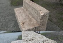 Bucată desprinsă dintr-o bancă parte a Ansamblului Brâncuși. Poliția face cercetări