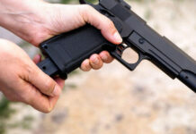 Bărbat reținut după ce a amenințat două persoane cu pistolul de plastic într-un bar