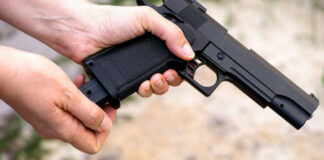 Bărbat reținut după ce a amenințat două persoane cu pistolul de plastic într-un bar