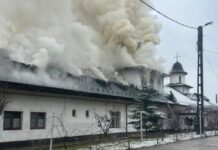 Mobilizare, sâmbătă, pentru mănăstirea care a luat foc. ”Trebuie să debarasăm, ca să înceapă reconstrucția”