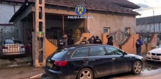 (VIDEO) Percheziții în Mehedinți și Dolj: Trei persoane suspectate de furt de bunuri electronice