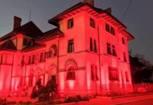14:29 Primăria Târgu-Jiu, iluminată în roșu. Care e motivul