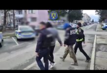 (VIDEO) Gorj: Doi tineri prinși în flagrant după ce au furat motorină dintr-un camion, în Bolboși