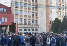Protest masiv al minerilor în Gorj. Sute de oameni au ieșit în stradă din cauza concedierilor anunțate