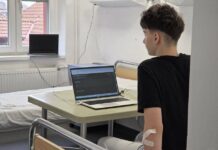 16:58 Un elev al Colegiului Naţional ”Spiru Haret” a susţinut Olimpiada Naţională de Informatică din spital