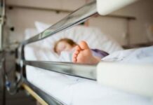 Gorj: Fetița de 4 ani adusă în comă la spital de mama sa a murit după aproape o lună