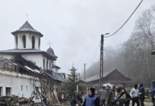 17:58 Au făcut curățenie la mănăstirea mistuită de incendiu. Primar: A fost o lecție de omenie