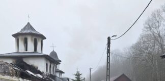 17:58 Au făcut curățenie la mănăstirea mistuită de incendiu. Primar: A fost o lecție de omenie