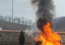 18:11 Mașină mistuită de flăcări în parcarea Mănăstirii Lainici