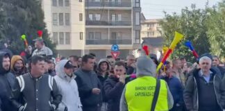 10:23 Nou protest în fața sediului CE Oltenia