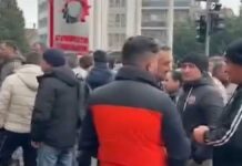 Gorj: Angajaţi ai Complexului Energetic Oltenia protestează în faţa sediului companiei