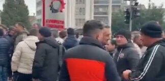 Gorj: Angajaţi ai Complexului Energetic Oltenia protestează în faţa sediului companiei
