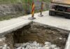 Groapă în asfalt de la o fostă mină. Constructorul a început reparațiile