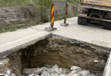 Groapă în asfalt de la o fostă mină. Constructorul a început reparațiile
