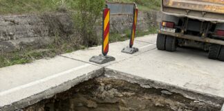 Groapă în asfalt de la o fostă mină. Constructorul a început reparațiile