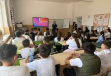 Polițiștii, în școli din Drăgășani și Ionești: lecții despre pericolele drogurilor și violenței