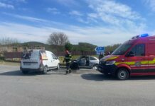 Gorj: Impact între două autoturisme în Hurezani, pe fondul neacordării de prioritate