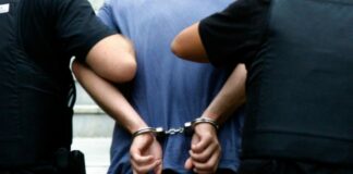 Un bărbat recalcitrant a fost reținut după ce a distrus mai multe geamuri și un autoturism